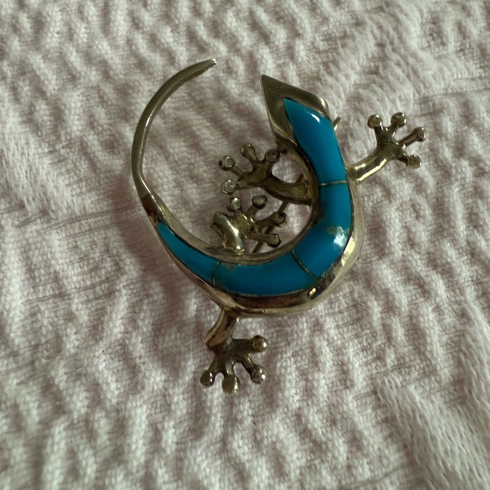Stylish Silver Gecko Brooch with Blue Accents